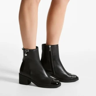 Adry Stiefeletten 60 Stiefel aus schwarzem Lack- und Nappaleder mit Perlenanhänger