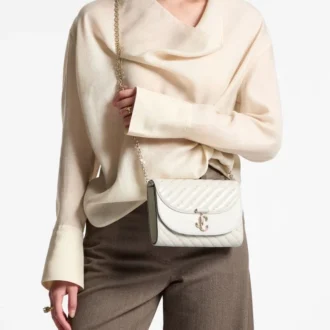 Avenue Curve Clutch – Clutch aus gestepptem Nappaleder in Latte