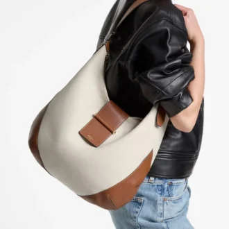 Bar Hobo Medium – Schultertasche aus recyceltem Canvas in Natur und Hellbraun mit Lederbesatz im Biker-Stil