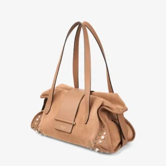 Bar Holdall Medium – Reisetasche aus toffeefarbenem Wildleder mit Biker-Lederbesatz und Perlennieten