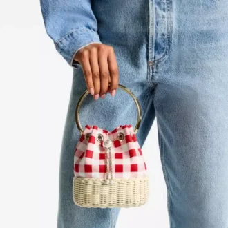 Bon Bon-Beuteltasche aus rubinrotem Baumwollstoff mit Vichy-Karomuster und Korbgeflecht