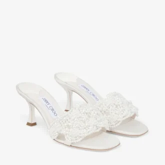 Cary Mule 70 – Mule-Sandale aus elfenbeinfarbenem Satin mit Perlenverzierungen