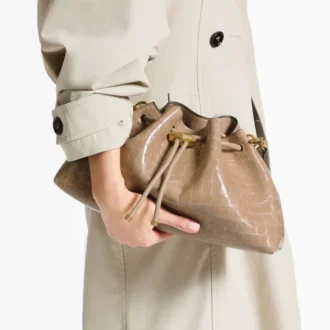 Cinch Medium Chai Schultertasche aus glänzendem Leder mit Krokodilprägung