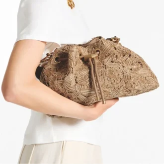Cinch Medium Schultertasche aus naturfarbenem, mit Blumenmustern gewebtem Raffia