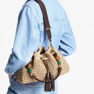 Cinch Medium – Schultertasche aus naturfarbener und schokoladenbrauner Häkelraffia mit geflochtenem Riemen