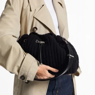 Cinch Medium Schwarze Schultertasche aus gestrickter Wolle