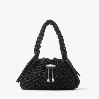 Cinch Small – Kleine, schwarze Schultertasche aus gewebtem Satin
