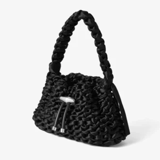 Cinch Small – Kleine, schwarze Schultertasche aus gewebtem Satin