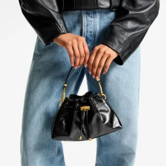 Cinch Small – Kleine schwarze Schultertasche aus weichem, glänzendem Biker-Leder