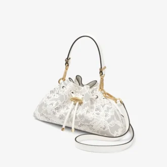 Cinch Small Latte Schultertasche aus perforiertem Spitzenleder