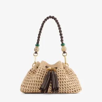 Cinch Small – Schultertasche aus naturfarbenem und schokoladenbraunem Häkelraffia mit geflochtenem Riemen