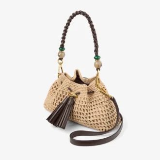 Cinch Small – Schultertasche aus naturfarbenem und schokoladenbraunem Häkelraffia mit geflochtenem Riemen