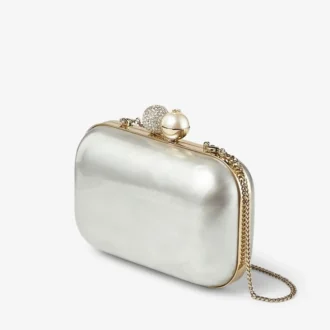 Cloud Clutch aus elfenbeinfarbenem Perlmutt mit Kristallverschluss