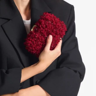 Cloud-Clutch aus rubinrotem Satin mit Blütenstickerei