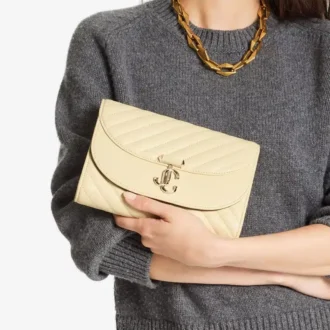 Curve Clutch – Clutch aus gestepptem Biker-Leder in Buttermilk
