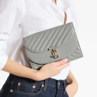 Curve Clutch – Clutch aus gestepptem Biker-Leder in Taubengrau