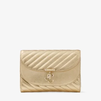 Curve Clutch – Glänzende, goldfarbene Clutch aus gestepptem Metallic-Leder mit Kette