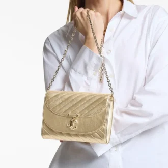 Curve Clutch – Glänzende, goldfarbene Clutch aus gestepptem Metallic-Leder mit Kette