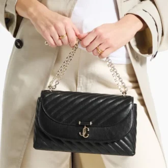 Curve Cross Body Medium – Schwarze, gesteppte Umhängetasche aus Biker-Leder