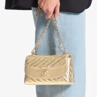 Curve Cross Body Small – Kleine, goldfarbene, gesteppte Umhängetasche aus metallischem Nappaleder