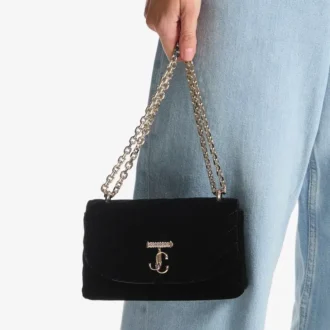Curve Cross Body Small – Kleine schwarze Umhängetasche aus gestepptem Samt mit Kristall-JC-Bar