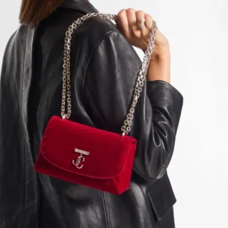 Curve Cross Body Small Rubinrote, gesteppte Crossbody-Tasche aus Samt mit Kristall-JC-Leiste