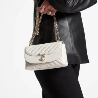 Curve Crossbody Small – Kleine, gesteppte Nappaleder-Umhängetasche in Latte