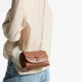 Curve Crossbody Small – Kleine, gesteppte Umhängetasche aus hellbraunem Biker-Leder