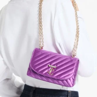 Curve Crossbody Small – Violette Orchidee – Gesteppte Satin-Umhängetasche mit Kristall-JC-Bar