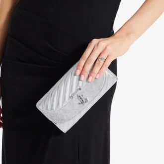 Curve-Geldbörse mit Kette, silberfarben Gesteppte Geldbörse aus metallischem Nappaleder mit Kette