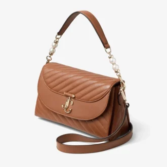 Curve Top Handle – Hellbraune, gesteppte Biker-Leder-Handtasche mit Griff und Perlenverzierung