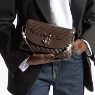 Curve Top Handle – Schokoladenbraune, gesteppte Biker-Leder-Umhängetasche mit Perlenverzierungen