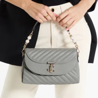 Curve Top Handle – Taubengraue, gesteppte Biker-Leder-Handtasche mit Griff und Perlenverzierung