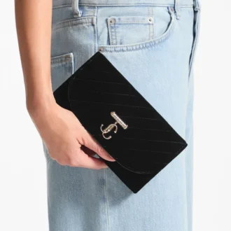 Curve Wallet mit Kette – Schwarze, gesteppte Samt-Minitasche mit Kristall-JC-Leiste