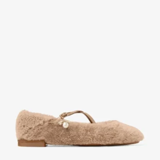 Eleri Ballerina Ballerina-Pumps aus toffeefarbenem Lammfell mit Perlenverzierung