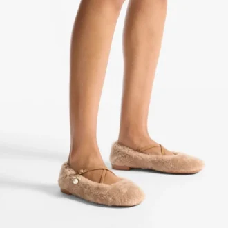 Eleri Ballerina Ballerina-Pumps aus toffeefarbenem Lammfell mit Perlenverzierung