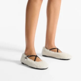 Eleri Ballerina Ballerinas aus natürlichem Lammfell mit Perlenanhänger
