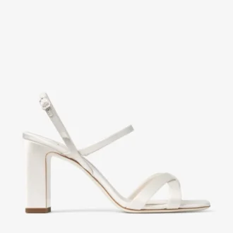Elsy Block Heel 85 Sandalen aus elfenbeinfarbenem Satin mit kristallverzierter Schnalle