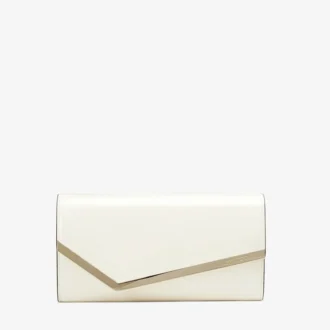 Emmie Clutch aus Lackleder in Latte