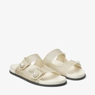 Fayence Sandal Sandalen aus champagnerfarbenem Metallic-Lackleder mit Perlen