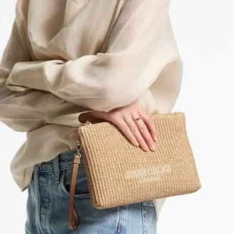 Flache Tasche mit Reißverschluss Tasche mit Reißverschluss aus naturfarbener und lattefarbener Raffia