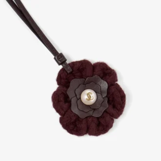 Gestrickter Blumenanhänger Gestrickter Blumenanhänger aus tiefem Merlot-farbener Wolle mit Lederbesatz