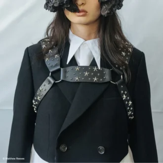 Jimmy Choo Noir Kei Ninomiya All Stars Harness – Schwarzer Harness aus glattem Kalbsleder mit  Metallverzierung aus mehreren Sternen