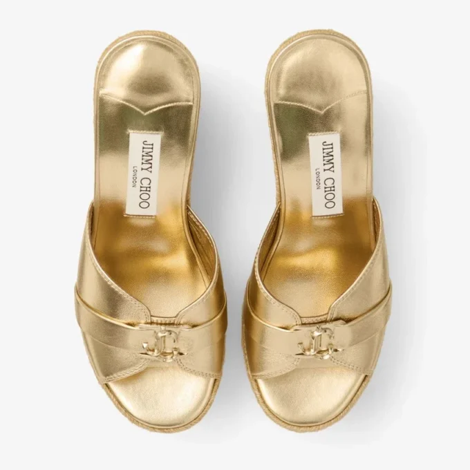 Leda Wedge 100 – Mule mit Keilabsatz aus goldfarbenem Metallic-Nappaleder