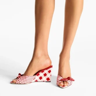 Livi Wedge 85 Rubinrote Mule-Keilsandaletten aus gemusterter Baumwolle mit Gingham-Schleife