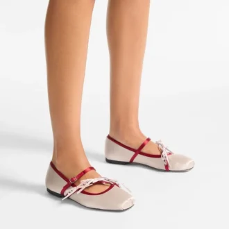 Loli Ballerina Macaron und rubinrote Satin-Ballerinas mit Satinschleifen