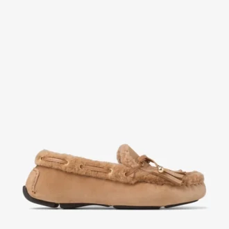 Manon F Loafer aus toffeefarbenem Veloursleder mit Lammfell