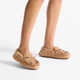 Manon F Loafer aus toffeefarbenem Veloursleder mit Lammfell