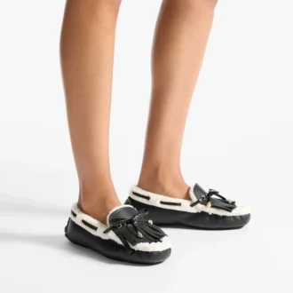 Manon F Schwarze Loafer aus getrommeltem Leder mit Lammfell