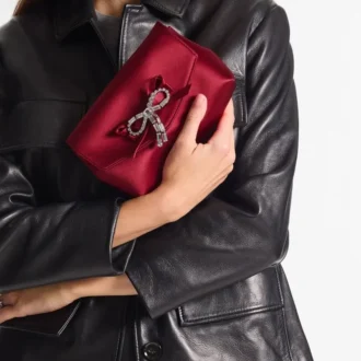 Mini-Tasche mit weicher Schleife in Rubinrot Mini-Tasche aus Satin mit Kristallschleife